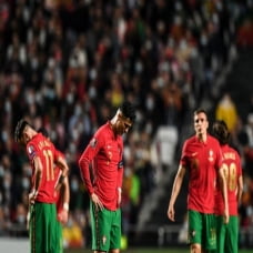 Ronaldo quát tháo đồng đội đá ích kỷ, khóc vì mất vé trực tiếp dự World Cup