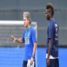 "Vua châu Âu" Italia nguy cơ ở nhà xem World Cup, gọi gấp "ngựa chứng" Balotelli