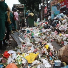Từ ngày 25/8, vứt rác trên vỉa hè, lòng đường sẽ bị phạt đến 2 triệu đồng