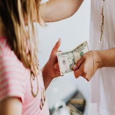 “Mẹ ơi, cho con tiền”, cách giải quyết của 2 bà mẹ quyết định nhận thức về tài chính của 2 đứa trẻ
