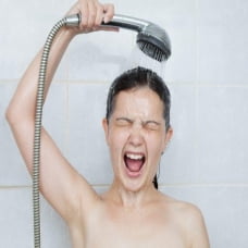 10 lợi ích khi tắm nước lạnh bằng vòi sen