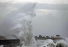 Pháp đón cơn bão mạnh nhất sau hơn 20 năm