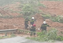 Sạt lở đất vùi lấp xe khách ở Hà Giang, 8 người chết