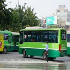 Xe buýt dừng bấm còi ở khu vực trung tâm TP.HCM trong hai ngày Quốc tang