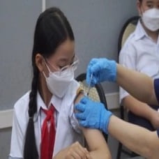 Vụ lấy tên 579 y bác sĩ không cho con tiêm vaccine: Có phải "ép" tiêm?