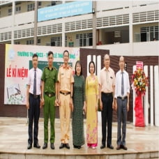 Công an quận tổ chức tuyên truyền về an toàn giao thông và phòng chống bạo lực học đường tại trường THCS-THPT Lê Thánh Tông