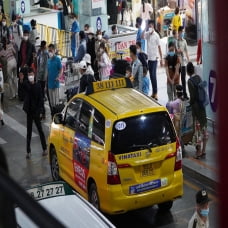 Khách đi taxi Tân Sơn Nhất 'gánh' ba loại phí