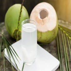 Có nên uống nước dừa mỗi ngày để giải nhiệt?