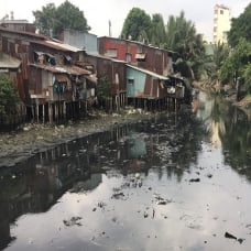 Hàng chục ngàn căn nhà tạm ven kênh, rạch ở TP. Hồ Chí Minh có nguy cơ sụp đổ