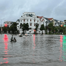 Mưa lớn, nhiều nơi ở Hải Phòng, Quảng Ninh ngập cả mét
