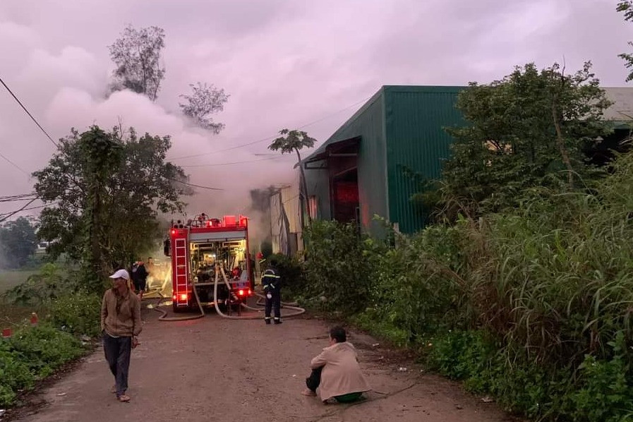 Cháy lớn tại kho than củi 200 tấn ở Quảng Ngãi