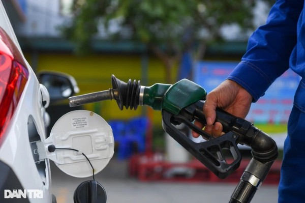 Giá xăng tăng trên dưới 600 đồng/lít, dầu giảm gần 1.000 đồng/lít