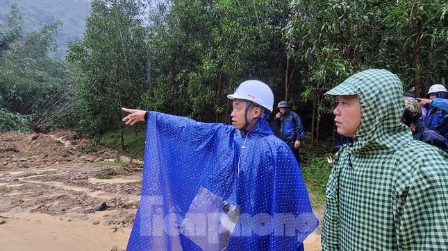 Nghe nhiều tiếng động lớn trước khi núi bị sạt lở vùi lấp mọi thứ