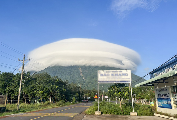 Chuyên gia nói gì về đám mây hình 'đĩa bay' trên núi Bà Đen?