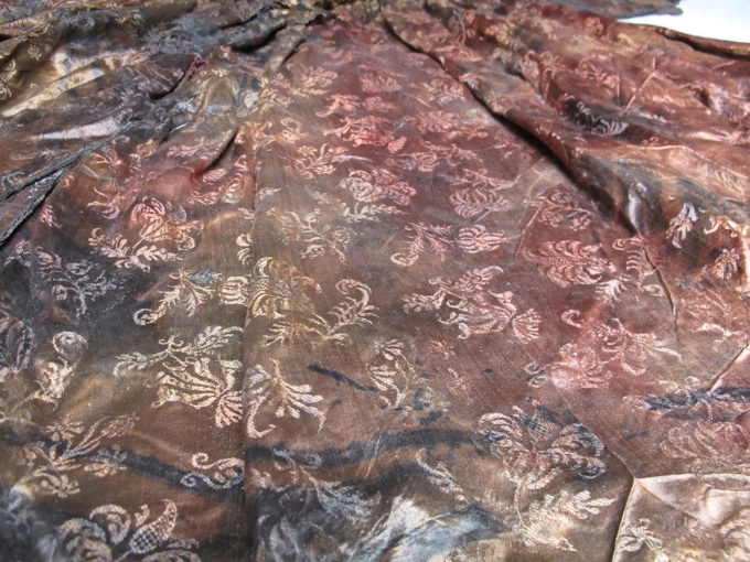 Chiếc váy lụa tồn tại 4 thế kỷ dưới đáy biển