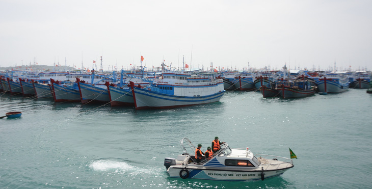 Hàng trăm ngư dân đảo Phú Quý đang cạn kiệt lương thực ngoài khơi