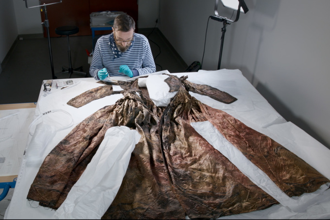 Chiếc váy lụa tồn tại 4 thế kỷ dưới đáy biển